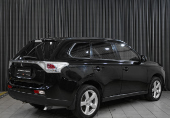 Подержанный автомобиль Mitsubishi Outlander 2013 года (4 фото)