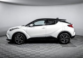 Подержанный автомобиль Toyota C-HR 2021 года (8 фото)