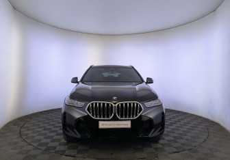 Подержанный автомобиль BMW X6 2025 года (2 фото)