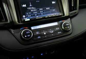 Подержанный автомобиль Toyota RAV4 2015 года (10 фото)