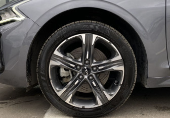 Подержанный автомобиль Kia K5 2024 года (9 фото)