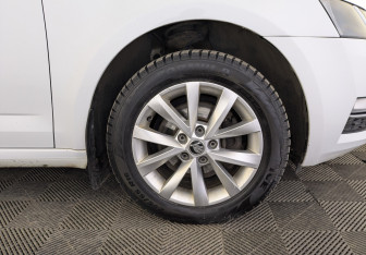 Подержанный автомобиль Skoda Octavia Liftback 2019 года (12 фото)
