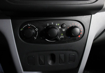 Подержанный автомобиль Renault Sandero 2014 года (10 фото)