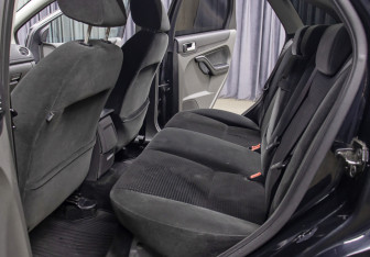 Подержанный автомобиль Ford Focus Sedan 2006 года (6 фото)