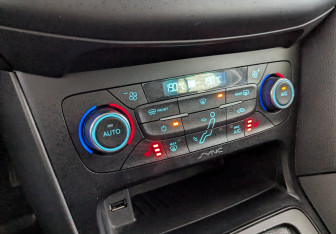 Подержанный автомобиль Ford Focus Sedan 2015 года (27 фото)