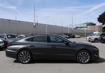 Подержанный автомобиль Hyundai Sonata 2022 года (4 фото)