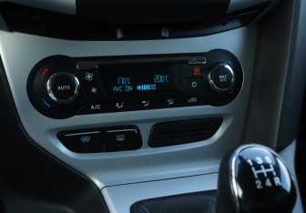Подержанный автомобиль Ford Focus Hatchback 2013 года (15 фото)