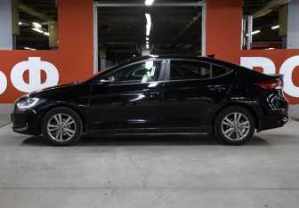 Подержанный автомобиль Hyundai Elantra Sedan 2018 года (8 фото)