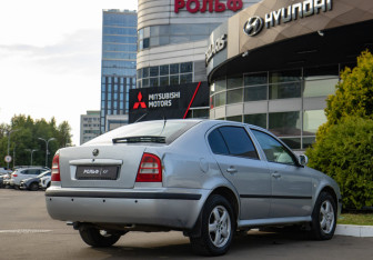 Подержанный автомобиль Skoda Octavia Liftback 2001 года (4 фото)