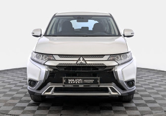 Подержанный автомобиль Mitsubishi Outlander 2019 года (2 фото)