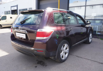 Подержанный автомобиль Toyota Highlander 2011 года (5 фото)