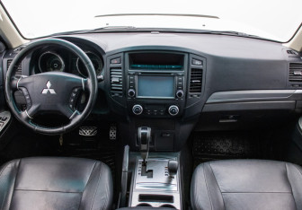 Подержанный автомобиль Mitsubishi Pajero 2012 года (13 фото)