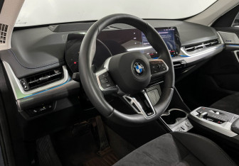 Подержанный автомобиль BMW X1 2025 года (12 фото)