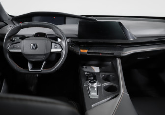 Подержанный автомобиль Changan UNI-V 2023 года (12 фото)