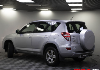 Подержанный автомобиль Toyota RAV4 2011 года (20 фото)