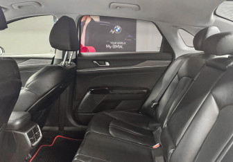 Подержанный автомобиль Kia K5 2021 года (10 фото)