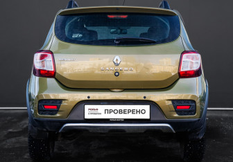 Подержанный автомобиль Renault Sandero 2015 года (6 фото)