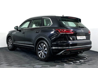 Подержанный автомобиль Volkswagen Touareg 2021 года (7 фото)