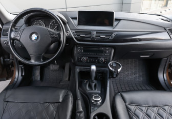 Подержанный автомобиль BMW X1 2011 года (13 фото)