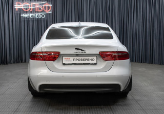 Подержанный автомобиль Jaguar XE 2016 года (5 фото)