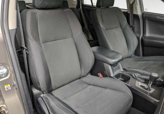 Подержанный автомобиль Toyota RAV4 2016 года (23 фото)
