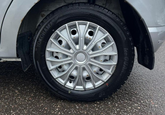 Подержанный автомобиль Renault Sandero 2012 года (15 фото)