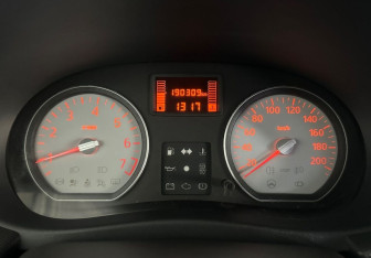 Подержанный автомобиль Renault Logan Sedan 2011 года (13 фото)