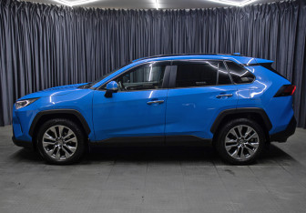 Подержанный автомобиль Toyota RAV4 2020 года (8 фото)