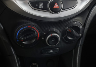 Подержанный автомобиль Hyundai Solaris Hatchback 2013 года (18 фото)