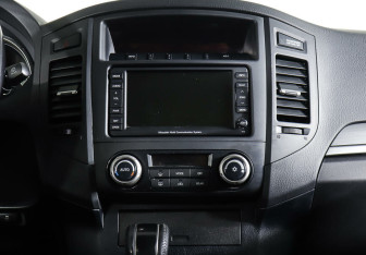 Подержанный автомобиль Mitsubishi Pajero 2012 года (11 фото)