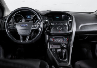 Подержанный автомобиль Ford Focus Hatchback 2017 года (12 фото)