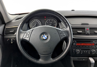 Подержанный автомобиль BMW X1 2014 года (21 фото)