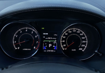 Подержанный автомобиль Citroen C-Crosser 2010 года (24 фото)