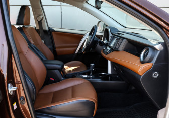 Подержанный автомобиль Toyota RAV4 2017 года (11 фото)