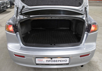 Подержанный автомобиль Mitsubishi Lancer Sedan 2011 года (10 фото)