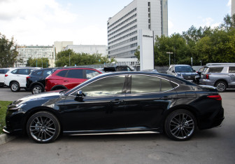 Подержанный автомобиль Toyota Camry Sedan 2025 года (6 фото)