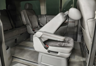Подержанный автомобиль Volkswagen Multivan 2006 года (13 фото)