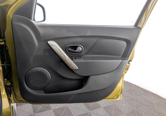 Подержанный автомобиль Renault Sandero 2018 года (24 фото)