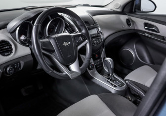 Подержанный автомобиль Chevrolet Cruze Hatchback 2013 года (14 фото)