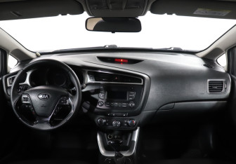 Подержанный автомобиль Kia Ceed Hatchback 2015 года (12 фото)