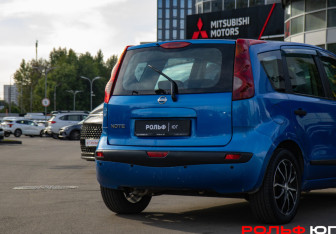 Подержанный автомобиль Nissan Note 2007 года (17 фото)