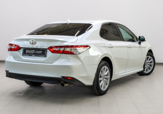 Подержанный автомобиль Toyota Camry Sedan 2022 года (5 фото)