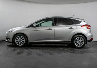Подержанный автомобиль Ford Focus Hatchback 2017 года (8 фото)