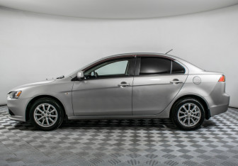 Подержанный автомобиль Mitsubishi Lancer Sedan 2012 года (8 фото)