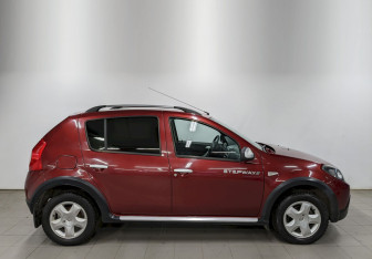 Подержанный автомобиль Renault Sandero 2012 года (4 фото)