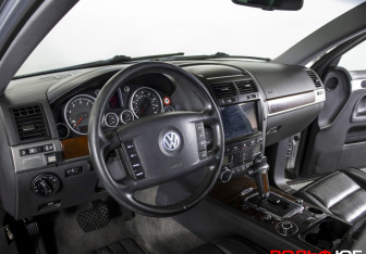 Подержанный автомобиль Volkswagen Touareg 2004 года (16 фото)