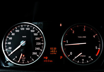 Подержанный автомобиль BMW X1 2013 года (11 фото)