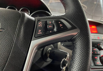 Подержанный автомобиль Opel Astra Hatchback 2011 года (15 фото)