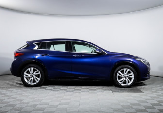 Подержанный автомобиль Infiniti Q30 2017 года (4 фото)