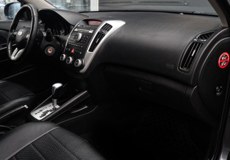 Подержанный автомобиль Kia Ceed Hatchback 2012 года (9 фото)